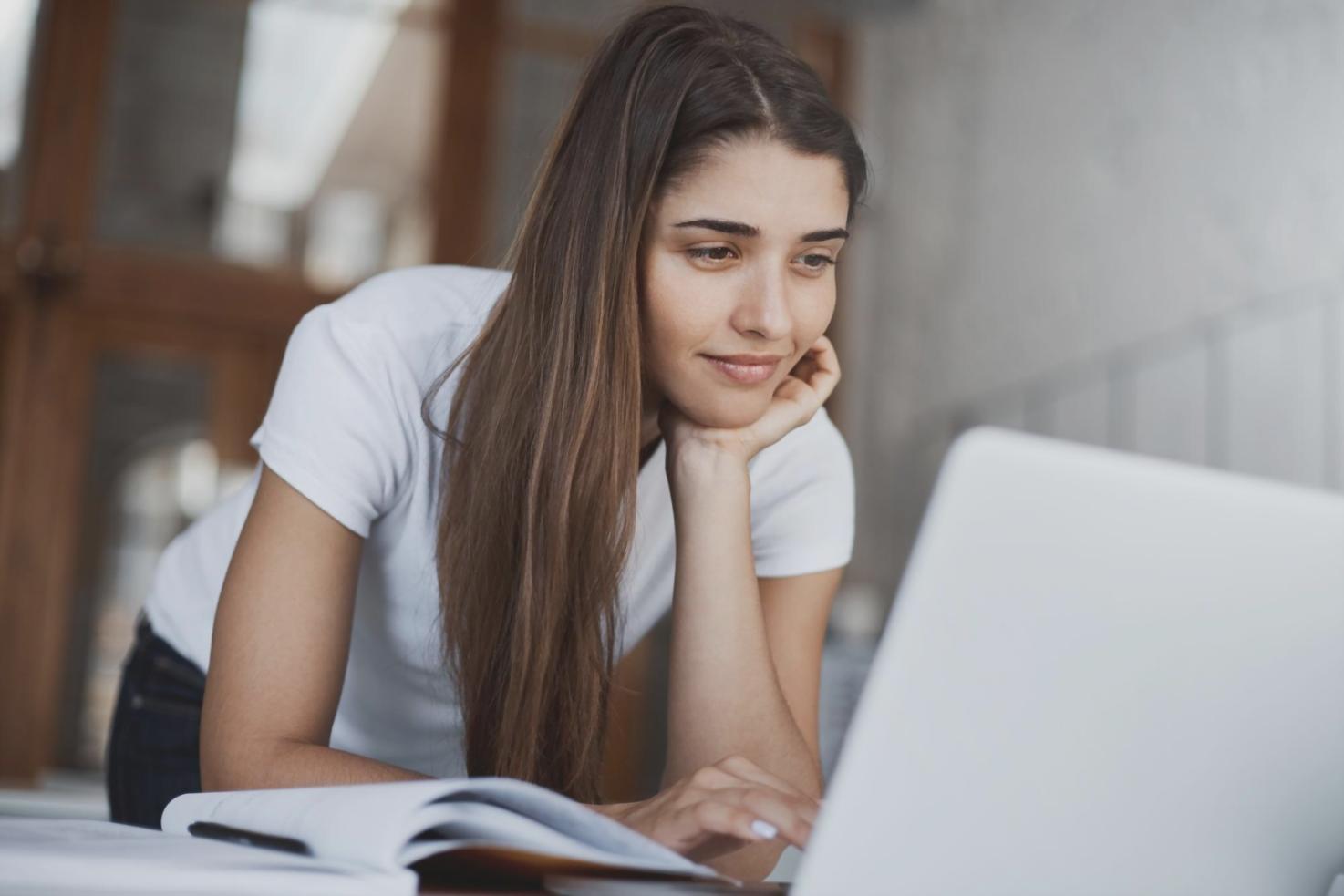 Echipă de studenți colaborând la un proiect startup