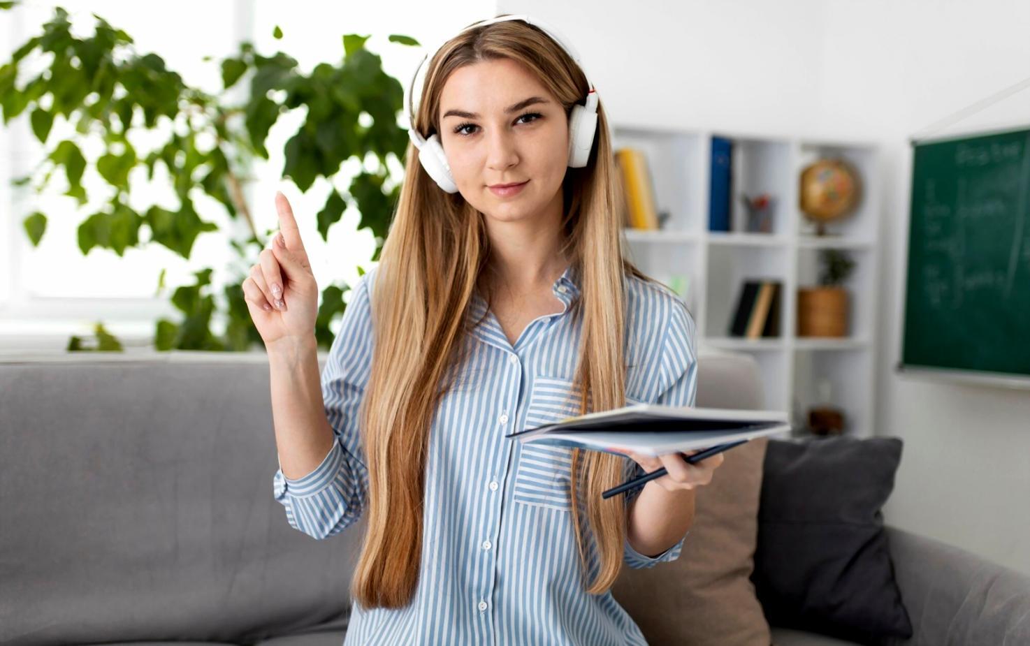 Studenți lucrând la proiecte de startup în domeniul financiar